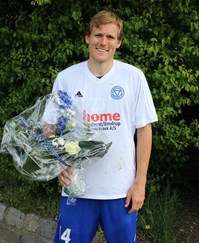Mikkel Madsen fik efter kampen overrakt nål og gaver af Jan Pusser Genhøj efter sin kamp nr. 100 på førsteholdet.